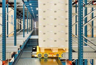 Pallet shuttle 3D sasniedz piešķirto vietu paletes uzglabāšanai Pallet shuttle 3D sasniedz piešķirto vietu paletes uzglabāšanai