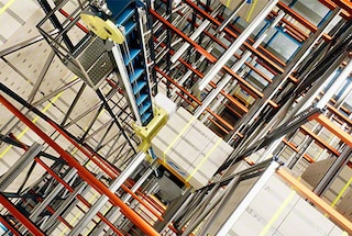 Ja nepieciešams, shuttle 3D transportē paletes uz augstāku līmeni Ja nepieciešams, shuttle 3D transportē paletes uz augstāku līmeni