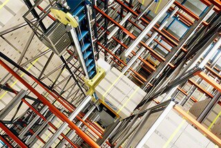 Ja nepieciešams, shuttle 3D transportē paletes uz augstāku līmeni