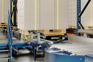 Shuttle 3D uzņem paleti uzglabāšanai