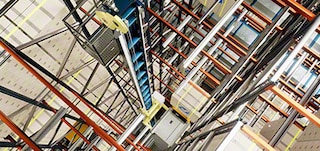 Lifti pārvieto shuttle vagonetes starp līmeņiem