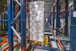 4-Way Pallet shuttle sasniedz piešķirto vietu paletes uzglabāšanai