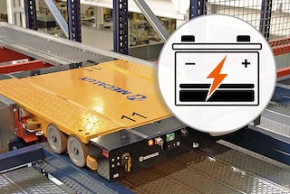 Akumulatora uzlādēšanai shuttle 4-Way dodas uz vienu no uzlādes stacijām