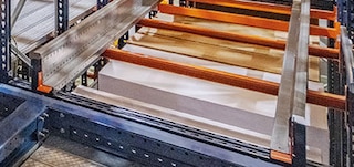 Pa sliedēm shuttle 4-Way pārvietojas ejās un kanālos