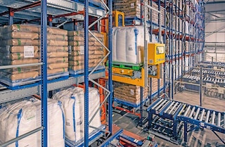 Automātisko pallet shuttle priekšrocības ietver uzlabotu produktivitāti un noliktavas kapacitāti
