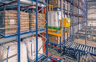 Automātisko pallet shuttle priekšrocības ietver uzlabotu produktivitāti un noliktavas kapacitāti