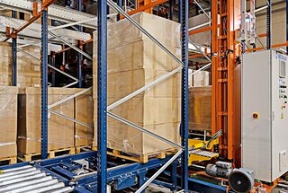 Palete tiek pārcelta uz palešu kraušanas celtņa rāmja vai uz pārvietošanas ratiem