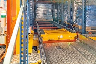 Shuttle atgriežas uz kraušanas celtni pārvietošanai līdz ieejas punktam Shuttle atgriežas uz kraušanas celtni pārvietošanai līdz ieejas punktam