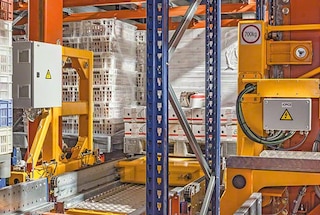 Shuttle ievieto paleti uzglabāšanas kanālā