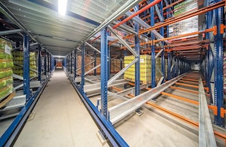 Automātiskās pallet shuttle var konfigurēt īpaši dziļiem uzglabāšanas kanāliem Automātiskās pallet shuttle var konfigurēt īpaši dziļiem uzglabāšanas kanāliem