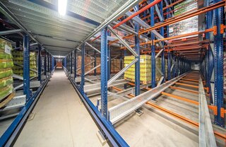 Automātiskās pallet shuttle var konfigurēt īpaši dziļiem uzglabāšanas kanāliem