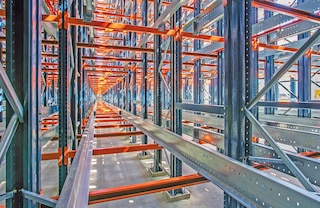 Shuttle vagonetes pārvietojas pa plauktu sistēmas sliedēm, kas kalpo arī kā atbalsts paletēm