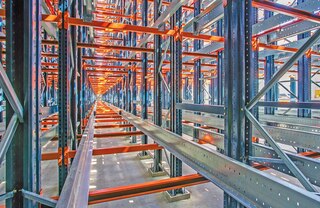 Shuttle vagonetes pārvietojas pa plauktu sistēmas sliedēm, kas kalpo arī kā atbalsts paletēm