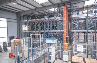 Noliktavas pārvaldības sistēma, tāda kā Mecalux Easy WMS, uzrauga automātisko pallet shuttle uzglabāšanas sistēmas darbības