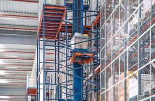 Konfigurācijā ar pārvietošanas ratiem vertikālie konveijeri pārvieto paletes uz atbilstošo līmeni