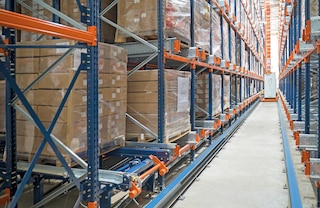 Automātiskās pallet shuttle ir kompakta uzglabāšanas sistēma, kas optimizē pieejamo telpu noliktavā Automātiskās pallet shuttle ir kompakta uzglabāšanas sistēma, kas optimizē pieejamo telpu noliktavā