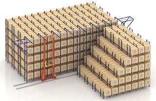 Palešu kraušanas celtnis pārvietojas ejā vertikāli un horizontāli, transportējot shuttle vagoneti un kravu