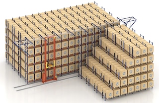 Palešu kraušanas celtnis pārvietojas ejā vertikāli un horizontāli, transportējot shuttle vagoneti un kravu