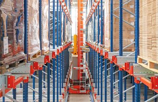 Konfigurācijā ar palešu kraušanas celtni viena shuttle vagonete apkalpo dažādus uzglabāšanas kanālus un noliktavas ejas kanālus