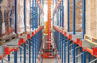 Konfigurācijā ar palešu kraušanas celtni viena shuttle vagonete apkalpo dažādus uzglabāšanas kanālus un noliktavas ejas kanālus