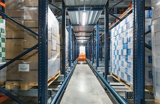 Pallet shuttle sistēmā ar pārvietošanas ratiem katrā noliktavas līmenī darbojas atsevišķi pārvietošanas rati un shuttle vagonete Pallet shuttle sistēmā ar pārvietošanas ratiem katrā noliktavas līmenī darbojas atsevišķi pārvietošanas rati un shuttle vagonete