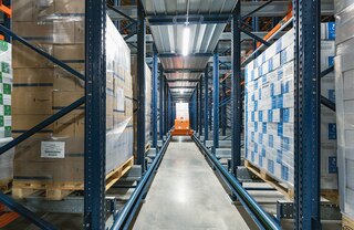 Pallet shuttle sistēmā ar pārvietošanas ratiem katrā noliktavas līmenī darbojas atsevišķi pārvietošanas rati un shuttle vagonete