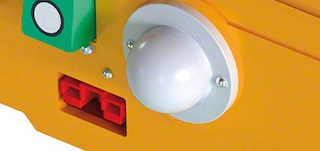 Shuttle vagonetes antena saņem noliktavas pārvaldības sistēmas nosūtītos norādījumus