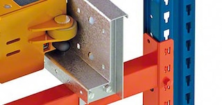 Sliedes atrodas automātisko pallet shuttle sistēmas uzglabāšanas kanālos Sliedes atrodas automātisko pallet shuttle sistēmas uzglabāšanas kanālos