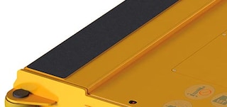 Pacelšanas platforma paceļ paleti tās ievietošanai kanālā