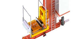 Shuttle tiek novietots uz kraušanas celtņa pacelšanas rāmja