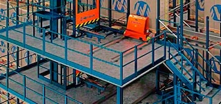 Platforma veido karkasu, pa kuru virzas pārvietošanas rati