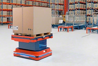 AMR roboti neatkarīgi pārvietojas noliktavā, izmantojot virtuālās kartes