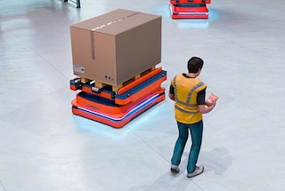 AMR roboti spēj atklāt šķēršļus un koriģēt savus maršrutus, lai izvairītos no tiem