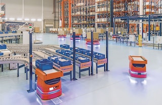 Mecalux AMR 100 Box ir paredzēti kastes un paplāšu pārvadāšanai Mecalux AMR 100 Box ir paredzēti kastes un paplāšu pārvadāšanai