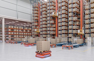 AMR 1500 Pallet Conveyor roboti ir ideāli piemēroti automātiskā paliktņu noliktavas galvas daļas apgādei AMR 1500 Pallet Conveyor roboti ir ideāli piemēroti automātiskā paliktņu noliktavas galvas daļas apgādei