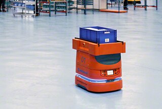 AMR roboti tiek izmantoti ražošanas līniju apgādei