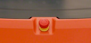 Katram AMR robotam ir drošības apturēšanas pogas, kuru aktivācija izraisa pilnīgu robota apstāšanos