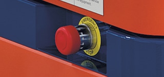 Katram AMR robotam ir drošības apturēšanas pogas, kuru aktivācija izraisa pilnīgu robota apstāšanos