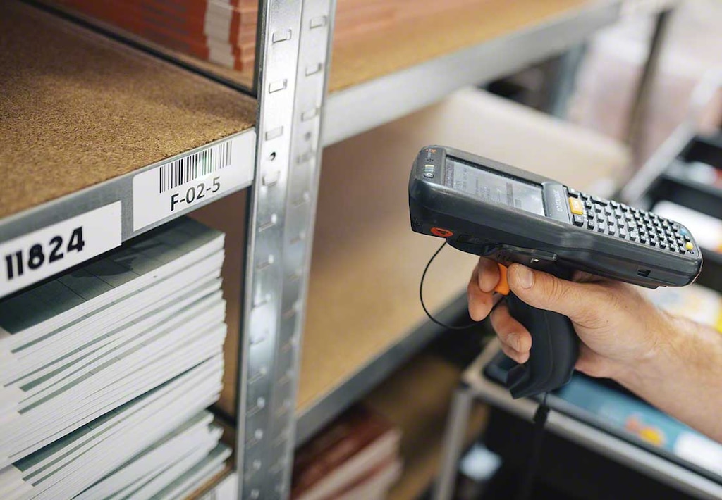 Svītru kodi ir izplatītākā kodēšanas sistēma loģistikā, jo tie ļauj viegli un precīzi identificēt preces