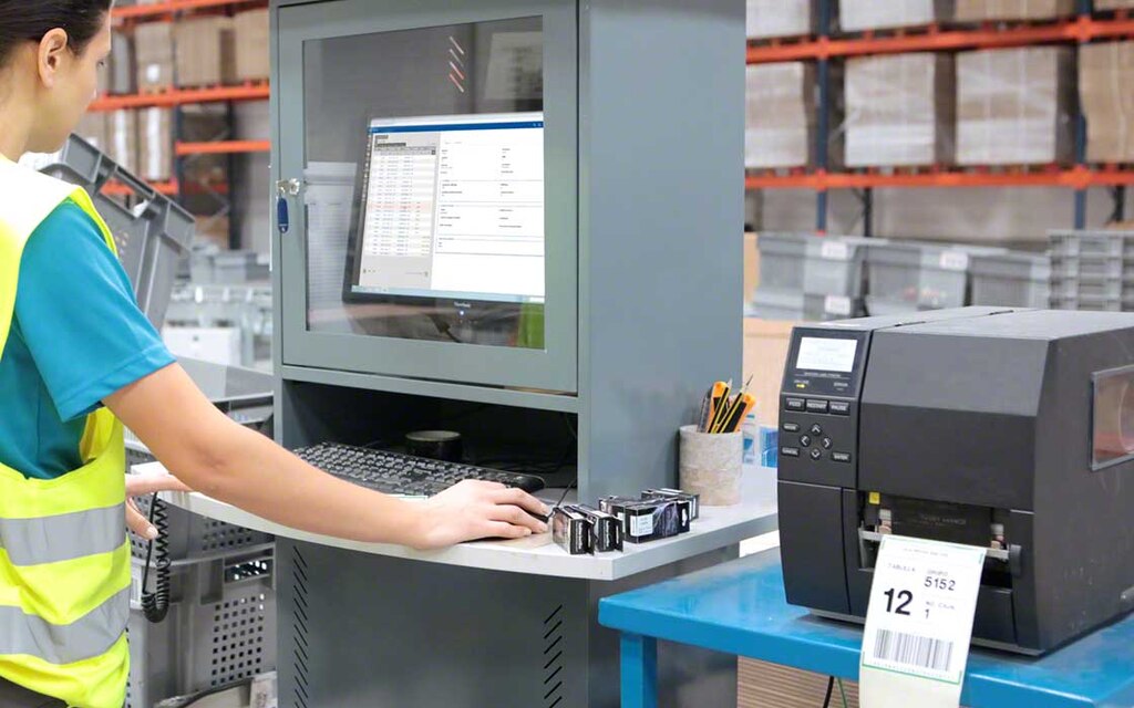 Noliktavas pārvaldības sistēma automātiski organizē tādus uzdevumus kā komplektēšana un krājumu papildināšana