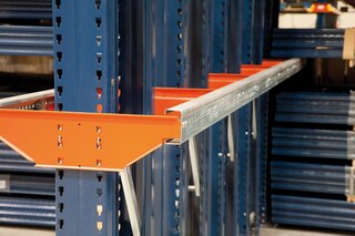 C veida sliedes izmanto, lai uzglabātu paletes ar dažādiem frontāliem izmēriem