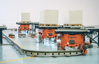 Elektriskā monorail sistēma automatizē palešu iekšējo plūsmu