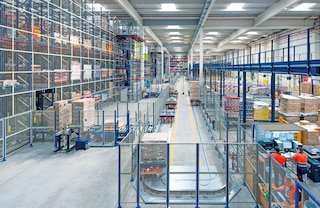 Drošības nožogojums ierobežo piekļuvi transportieru konveijera sistēmas darba zonai