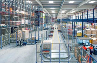 Drošības nožogojums ierobežo piekļuvi transportieru konveijera sistēmas darba zonai