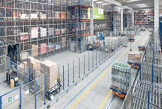 Monorail konveijeri palīdz savienot dažādas noliktavas zonas