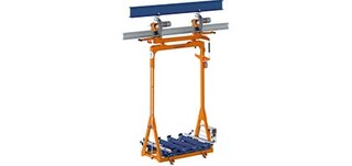 Virszemes transportieri pārvietojas gar sliedi, kas ir piestiprināta pie noliktavas griestiem