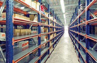 Galvanizēti gara laiduma plaukti nodrošina īpaši izturīgu atbalsta virsmu