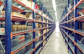 Galvanizēti gara laiduma plaukti nodrošina īpaši izturīgu atbalsta virsmu