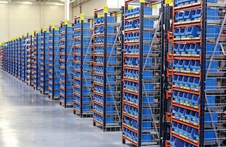 Plastmasas kastes ir ideāli piemērotas mazu detaļu uzglabāšanai M7 gara laiduma plauktos