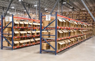 M7 gara laiduma plauktu sistēmas nodrošina dažādu komplektēšanas uzdevumu nepārtrauktu apgādi